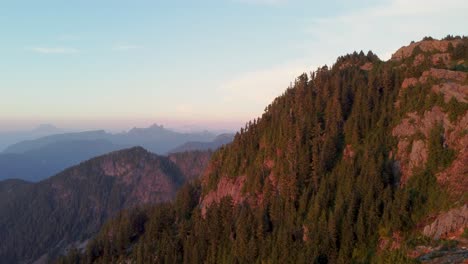 Sonnenuntergang-Langsam-Steigende-Luftdrohne-Mit-Bergbäumen-Und-Landschaft-Mit-Blauem-Himmelshintergrund-Pazifische-Gebirgszüge-Kanada-Bc-4k