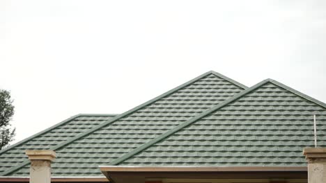 Grüne-Keramikfliesen-Dach-Außendesign,-Nach-Unten-Kippen