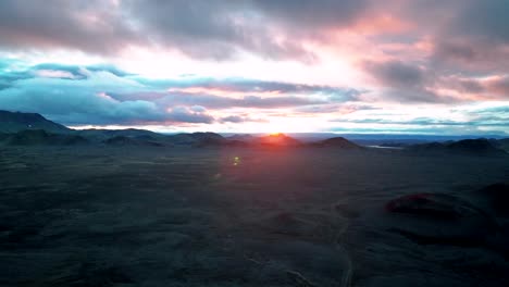 Espectacular-Puesta-De-Sol-Sobre-Cráteres-Volcánicos-En-Las-Tierras-Altas-Del-Sur-De-Islandia