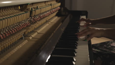 Mujer-Tocando-El-Piano-Vertical-Con-Una-Caja-De-Resonancia-Abierta-Que-Muestra-Martillos-Golpeando-Las-Cuerdas