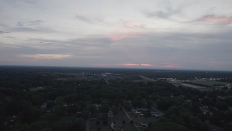 Eine-Drohnenaufnahme-Von-Landschaften-Bei-Sonnenuntergang