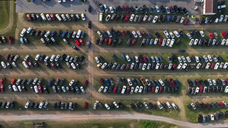 Viele-Autos-Parkten-Auf-Rasenfeld-Bei-Großen-Outdoor-events,-Die-Sich-In-Den-Ländlichen-Usa-Versammeln