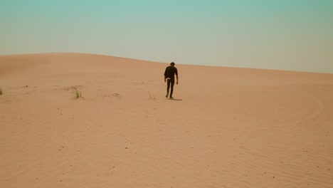Vestido-De-Color-Negro-Hombre-Caminando-En-El-Desierto-En-Un-Día-Soleado