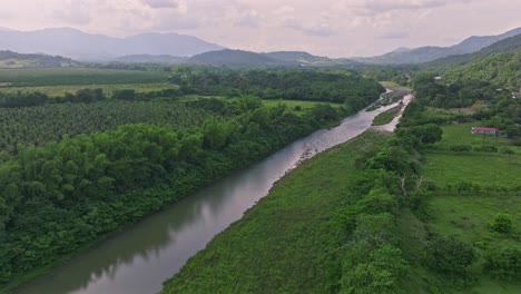 Luftüberführung-Rio-Haina,-Umgeben-Von-üppiger-Grüner-Landschaft-In-Der-Dominikanischen-Republik
