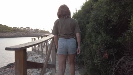 Mädchen,-Das-Bei-Sonnenaufgang-An-Einem-Strand-Spazieren-Geht