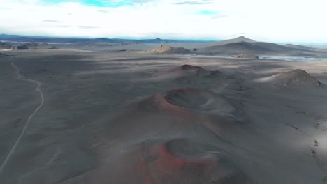 Vista-Aérea-De-Cráteres-Volcánicos-Rojos-En-Las-Tierras-Altas-De-Islandia