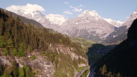 Drohnenaufnahmen-Aus-Der-Luft,-Die-Am-Eingang-Des-Dorfes-Grindelwald-Eindringt-Und-Spektakuläre-Bergblicke-Auf-Die-Schweizer-Alpen-Zeigt