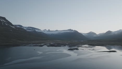 Volando-Sobre-El-Lago-Hasta-El-Aeropuerto-Faskrudsfjordur-En-El-Este-De-Islandia