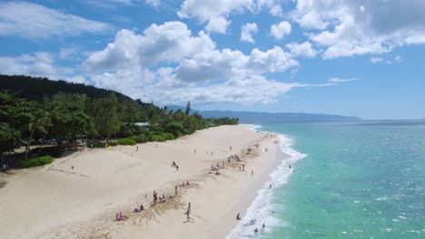 Concepto-De-Turismo-Con-Gente-Bañándose-Y-Divirtiéndose-Disfrutando-De-Las-Vacaciones-De-Verano-En-La-Playa-De-Arena-De-La-Costa-Norte-De-Oahu,-Isla-De-Hawaii