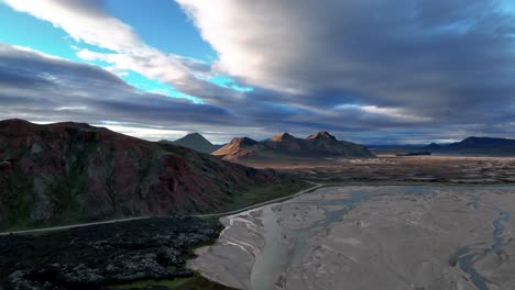Hermoso-Cielo-De-Puesta-De-Sol-Con-Un-Paisaje-épico-De-Nubes-En-Las-Tierras-Altas-De-Islandia