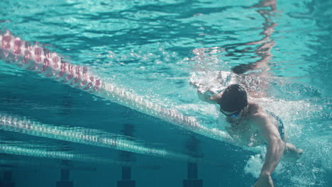 Nahaufnahme-Zeitlupe-Eines-Profisportlers,-Der-Unter-Wasser-Freestyle-Schwimmt,-4k