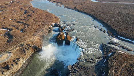 Isländischer-Fluss-Und-Wasserfall-Mit-Bergen-Im-Hintergrund-Drohnenshow-In-4k-8