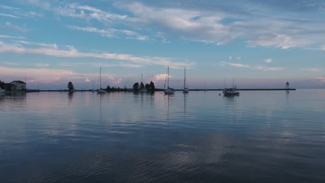 Sonnenuntergang-Grand-Marais-Harbour,-Lila-Himmel-Und-Festgemachte-Boote-Auf-Dem-Friedlichen-Lake-Superior