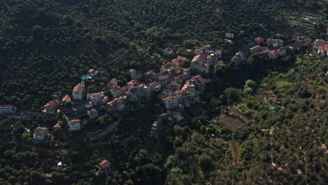 Fliegen-über-Das-Dorf-Dolcedo-In-Italien