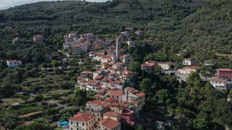 Fliegen-über-Das-Dorf-Montegrazie-In-Italien