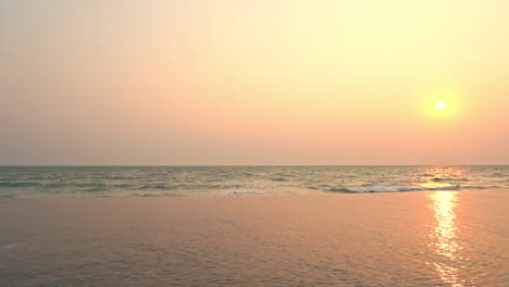 Sonnenuntergang-über-Dem-Karibischen-Meer-Und-Einsamen-Sandstrand,-Zeitlupe