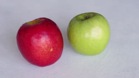 Poner-A-Mano-Manzanas-Rojas-Y-Verdes-Sobre-La-Mesa