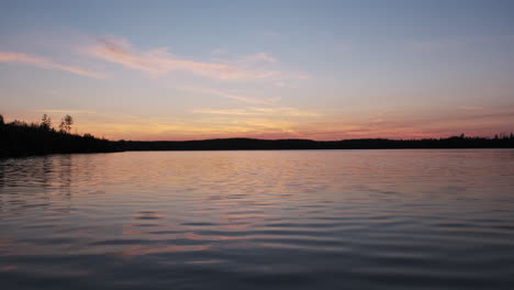 Ruhiger-Malerischer-Sonnenuntergang-An-Einem-Wunderschönen-See-Mit-Wasserkräuselungen