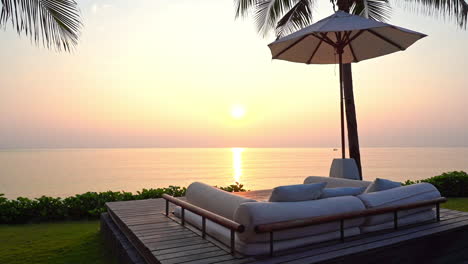 Tropischer-Sonnenuntergang-Auf-Der-Karibischen-Insel,-Outdoor-couch-Und-Blick-Auf-Den-Meereshorizont