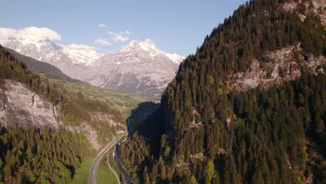 Luftaufnahmen-Von-Drohnen-Von-Rechts-Nach-Links,-Die-Die-Malerische-Schweizer-Bergstadt-Grindelwald-Vor-Den-Schweizer-Alpen-Zeigen