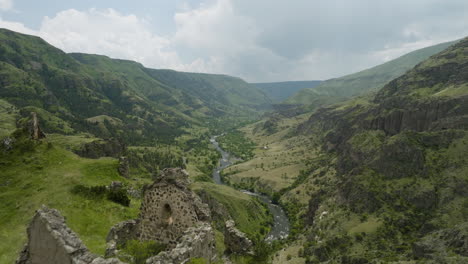 Tmogvi-Fortress-Ruins-On-The-Hilltop-With-Mtkvari-River-In-Samtskhe-Javakheti,-Georgia