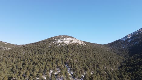 Snowy-mountain-range-against-clear-blue-sky-in-Fuenfria-Valley,-Cercedilla