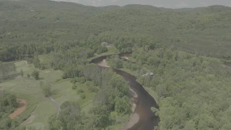 Drohne-Bewegt-Sich-Vorwärts-über-Fluss-Mit-Berglandschaft-1