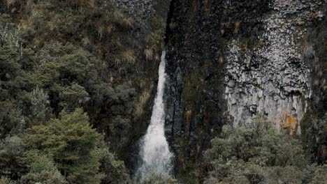 Malerischer-Wasserfall-Im-ökologischen-Reservat-Cayambe-Coca-In-Napo,-Ecuador---Zeitlupe