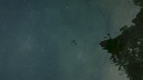 Drohne-Fliegt-Im-Sommer-über-Einen-Wunderschönen-Lachsfluss-2