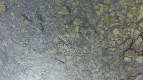 Drohne-über-Einem-Wunderschönen-Türkisfarbenen-Klaren-Fluss-1