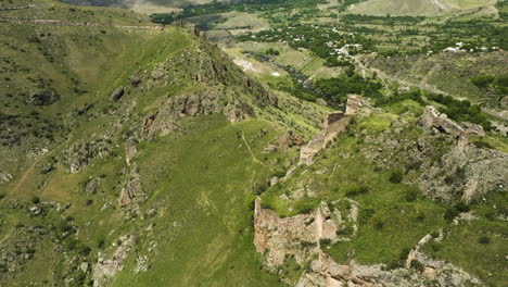 Paisaje-Pintoresco-Con-Ruinas-Históricas-De-La-Fortaleza-Tmogvi-En-La-Cima-De-Una-Colina-Cerca-Del-Río-Mtkvari-En-Georgia