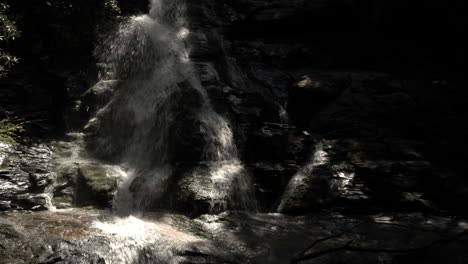Schöner-Wasserfall,-Der-An-Einem-Heißen-Sommertag-Auf-Felsen-Herunterkommt