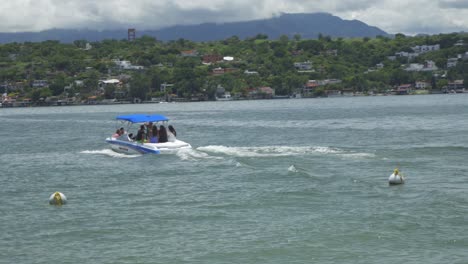 Ein-Boot,-Das-Sich-Von-Der-Küste-Im-Tequesquitengo-Entfernt