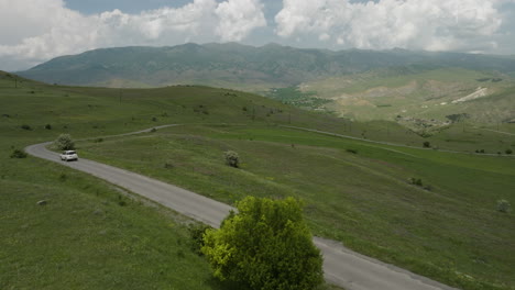 Vehículo-Todoterreno-Blanco-Conduciendo-Por-Una-Carretera-Rural-Cerca-De-Aspindza-En-Georgia