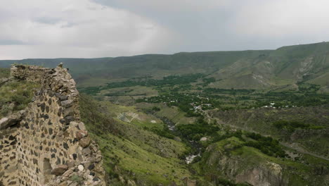 Tmogvi-Festungsruinen-Auf-Einem-Riesigen-Felsmassiv-In-Aspindza,-Georgia