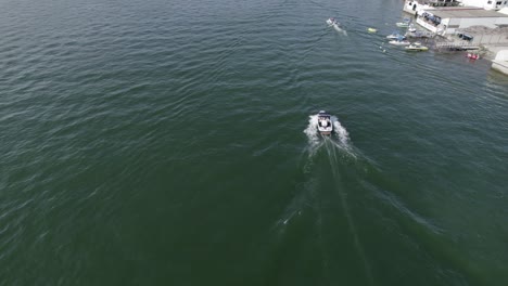 Seguimiento-De-Un-Barco-Navegando-En-El-Lago