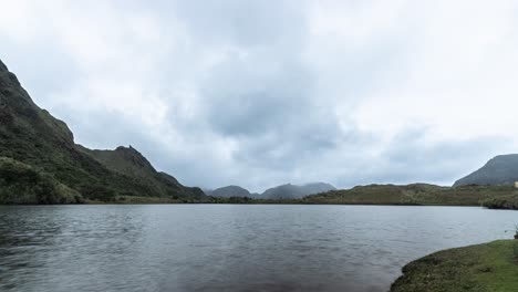 Timelapse-En-El-Pintoresco-Lago-Del-Parque-Nacional-Cayambe-Coca,-Papallacta,-Napo,-Ecuador