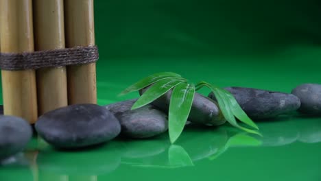 Spirituelle-Meditationseinstellungen-Mit-Bambusblättern-Und-Felsen