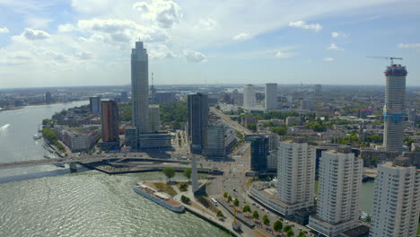 Errichtung-Einer-Drohnenaufnahme-über-Der-Uferpromenade-Von-Rotterdam,-Dem-Bogendenkmal
