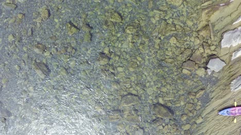 Drohne-über-Einem-Wunderschönen-Türkisfarbenen-Klaren-Fluss