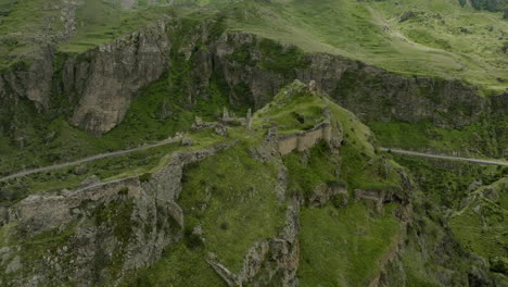 Atemberaubender-Blick-Auf-Die-Festung-Tmogvi,-Die-Auf-Steilen-Bergen-In-Georgia-Errichtet-Wurde