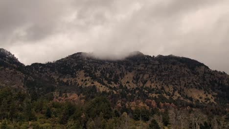 Nubes-Oscuras-Rodando-Sobre-Las-Montañas-Del-Bosque-De-Senderismo-En-El-Parque-Nacional-Nevado-De-Colima-En-México-En-Colima,-México