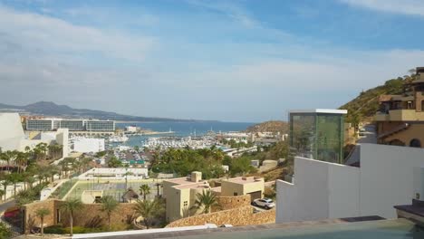 Luftschwenkdrohnenaufnahme-Der-Hotels-Und-Gebäude-In-Cabo-San-Lucas