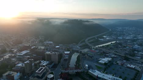 Aerial-pan-of-Johnstown-Pennsylvania-and-Conemaugh-River,-site-of-famous-flooding-in-PA-USA