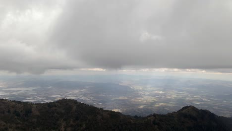 Cielo-Nublado-Sobre-Las-Montañas-Del-Bosque-En-El-Parque-Nacional-Del-Nevado-De-Colima-En-Jalisco,-México