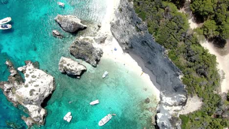 Imágenes-De-Drones-Muestran-El-Mar-Adriático-Azul-Claro-Y-Las-Playas-De-Arena-De-La-Isla-Italiana-De-Tremiti