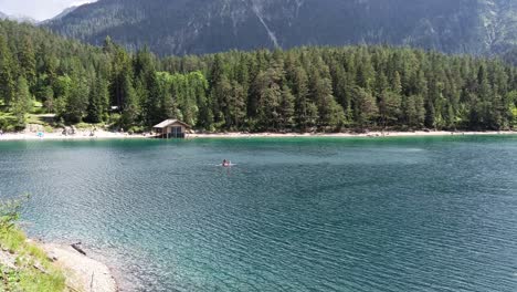 Disfrute-De-La-Familia-De-Deportes-Acuáticos-Stand-Up-Paddle-En-El-Lago-En-El-Tirol,-Austria