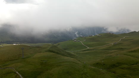 Montañas-Cubiertas-Por-Una-Masa-De-Nubes,-En-Suiza
