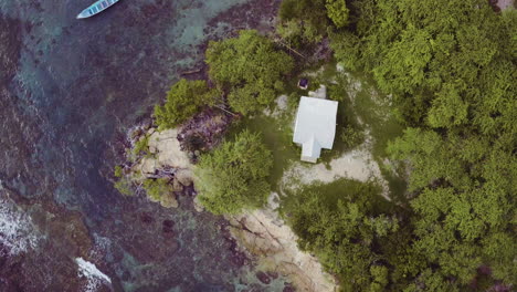 Luftaufnahme-Aus-Der-Vogelperspektive-Von-Treasure-Beach-In-Jamaika-Mit-Dem-Strand-Und-Kristallklarem-Wasser-Und-Lokalen-Booten,-Die-In-Der-Fishermans-Bay-Festgemacht-Sind
