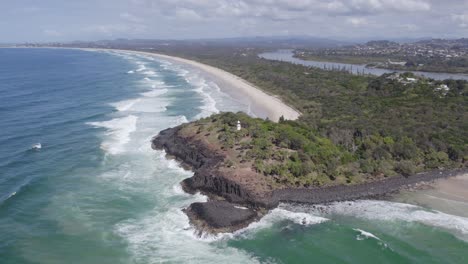 Fingerkopf-Und-Schäumende-Wellen-Der-Tasmanischen-See-In-New-South-Wales,-Australien---Drohnenaufnahme-Aus-Der-Luft
